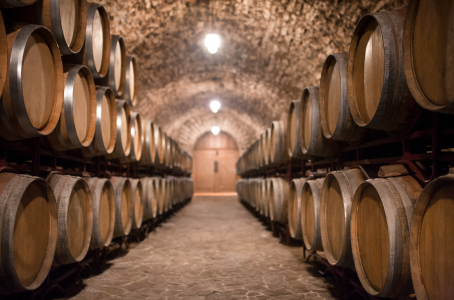 C’est quoi un négociant en vin ? Comprendre un acteur clé du monde viticole